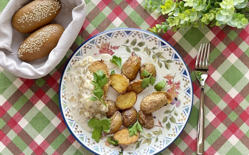 Зраза под сливочно-перечным соусом с картофелем беби