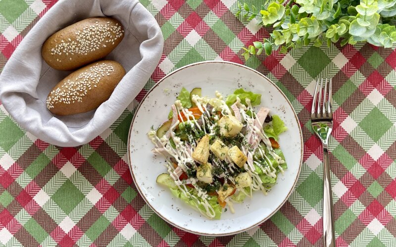 Салат с копченой куриной грудкой и сухариками