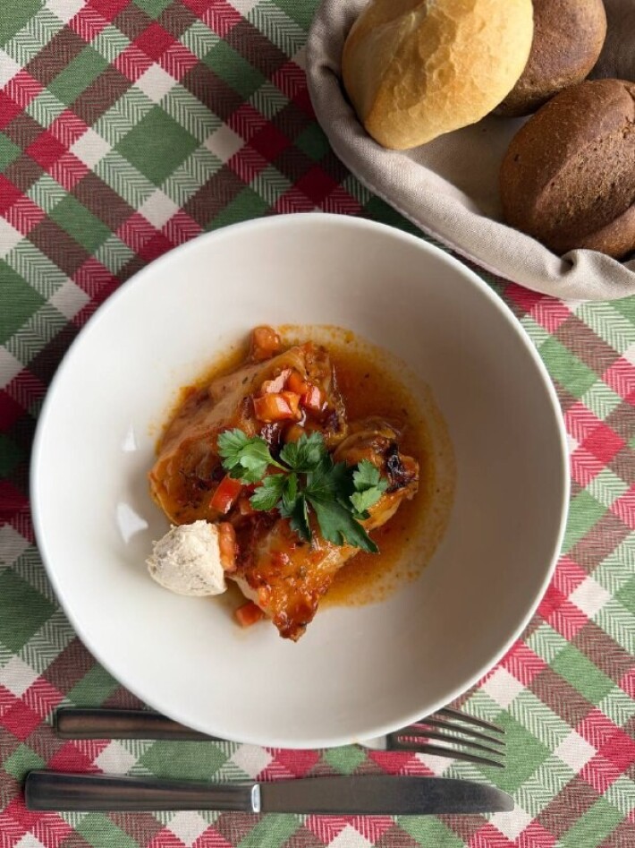 Голубцы с томатной сальсой и ореховым соусом