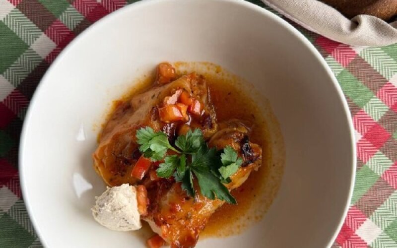 Голубцы с томатной сальсой и ореховым соусом