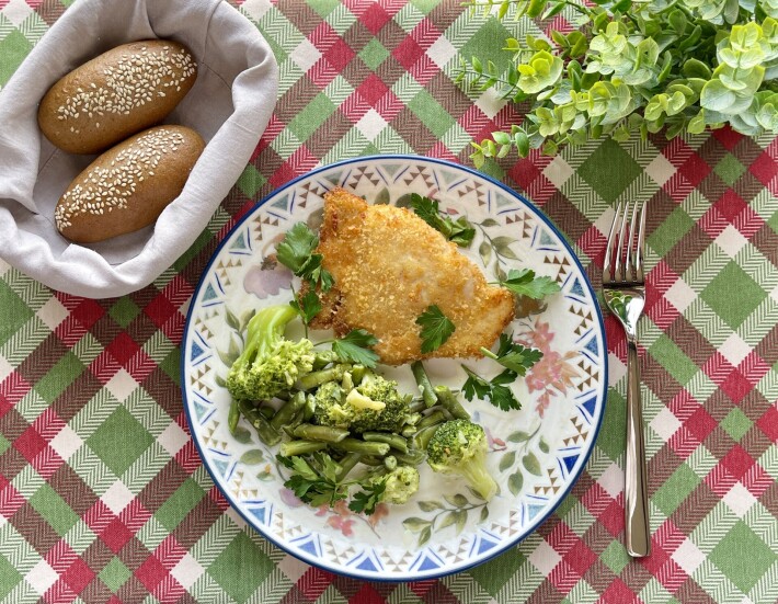 Шницель Кордон Блю с брокколи и фасолью в сливочном соусе