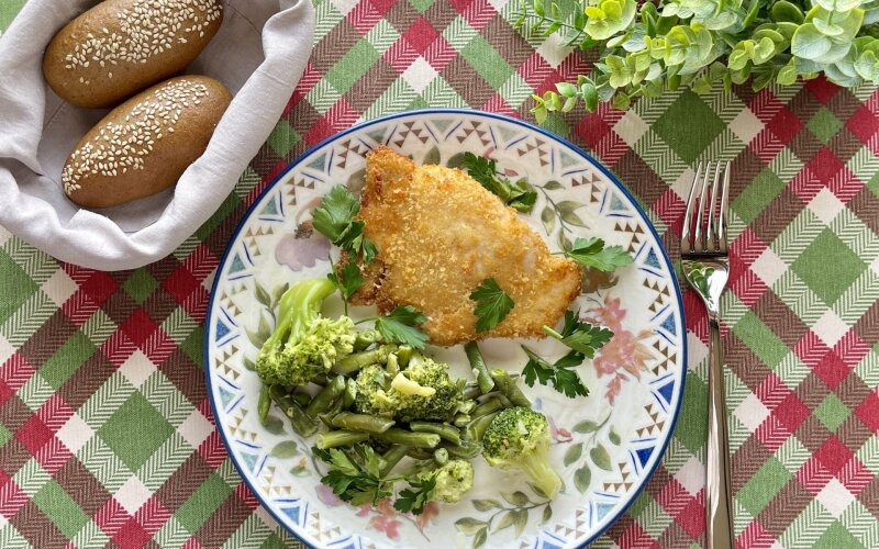 Шницель Кордон Блю с брокколи и фасолью в сливочном соусе