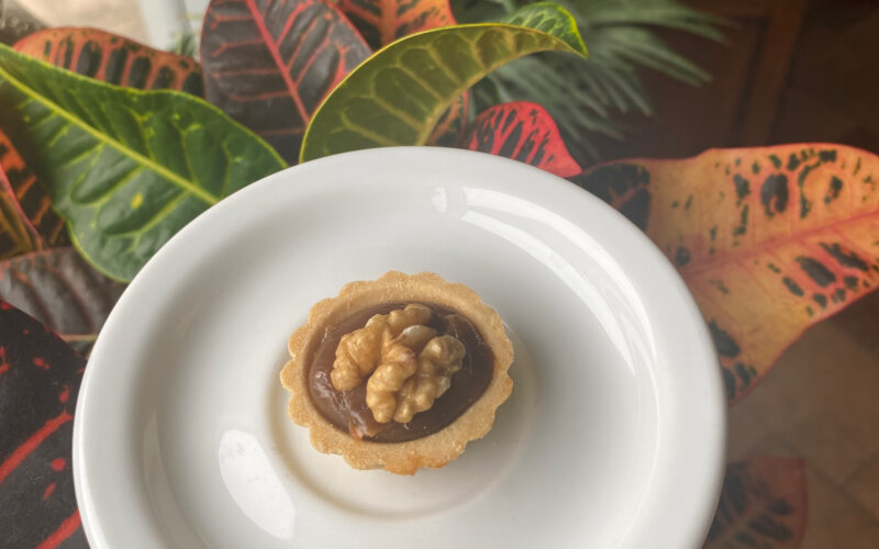 Корзинка с грецким орехом