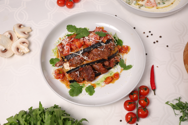 Говядина с баклажанами и томатной сальсой