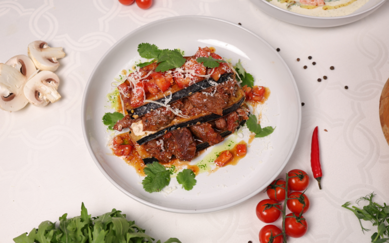 Говядина с баклажанами и томатной сальсой