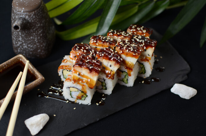 Дракон с угрем и креветкой