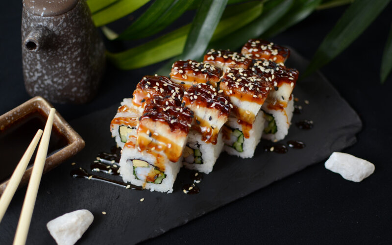 Дракон с угрем и креветкой