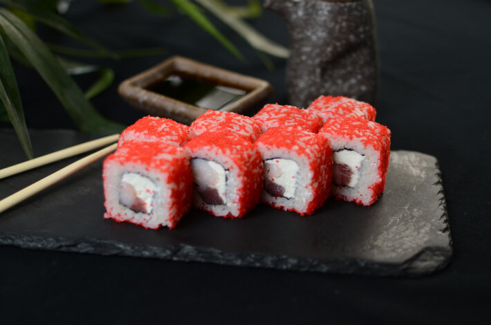 Калифорния с креветкой и тунцом