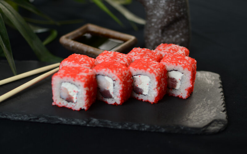 Калифорния с креветкой и тунцом