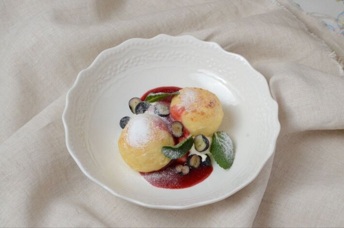 Сырники с клубничным соусом и ягодами