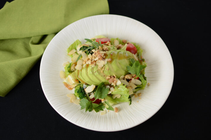 Салат с авокадо и соусом юдзу