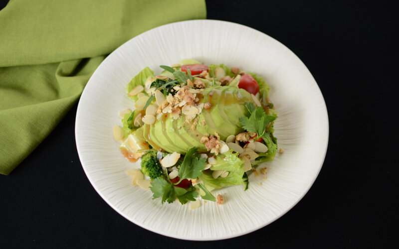 Салат с авокадо и соусом юдзу