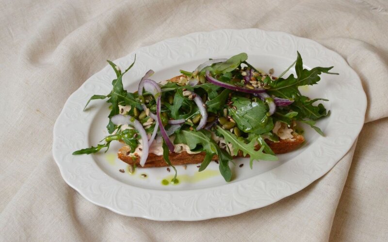 Тост с паштетом из тунца и топинадой из вяленых томатов