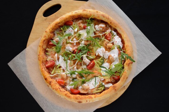 С тигровыми креветками под сливочно-икорным соусом