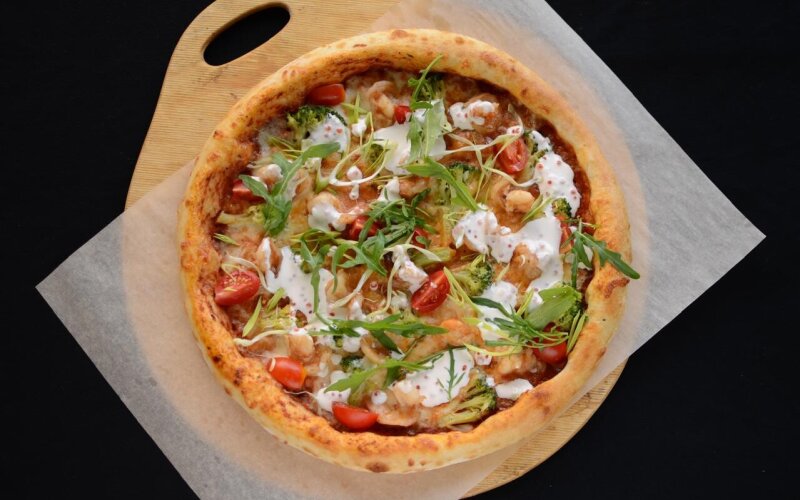 С тигровыми креветками под сливочно-икорным соусом