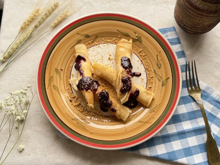 Блины с сырным кремом и смородиновым джемом