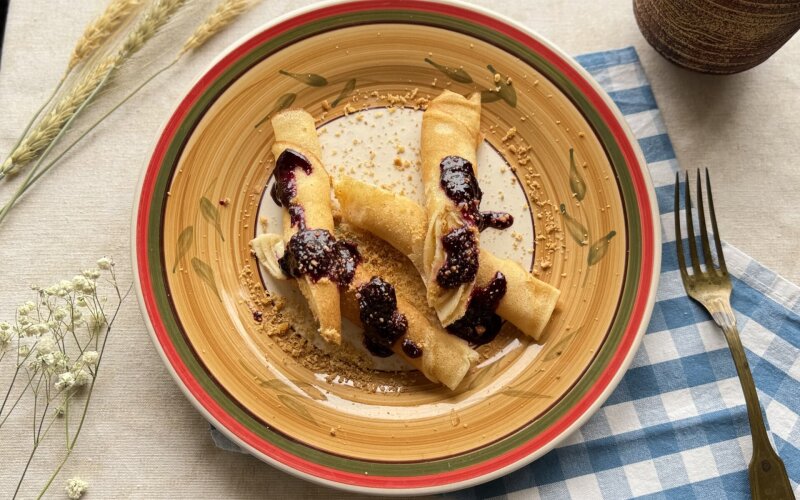 Блины с сырным кремом и смородиновым джемом