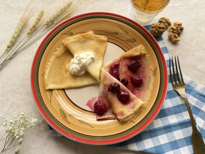 Блины со сметаной и вишневым вареньем