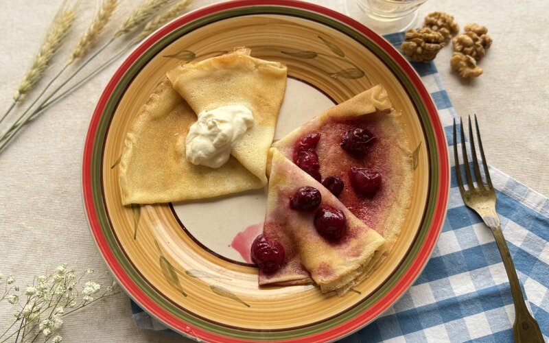 Блины со сметаной и вишневым вареньем