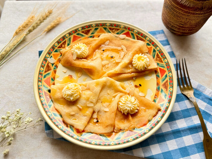 Блины c соусом маракуйя и сырным кремом