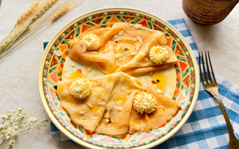 Блины c соусом маракуйя и сырным кремом