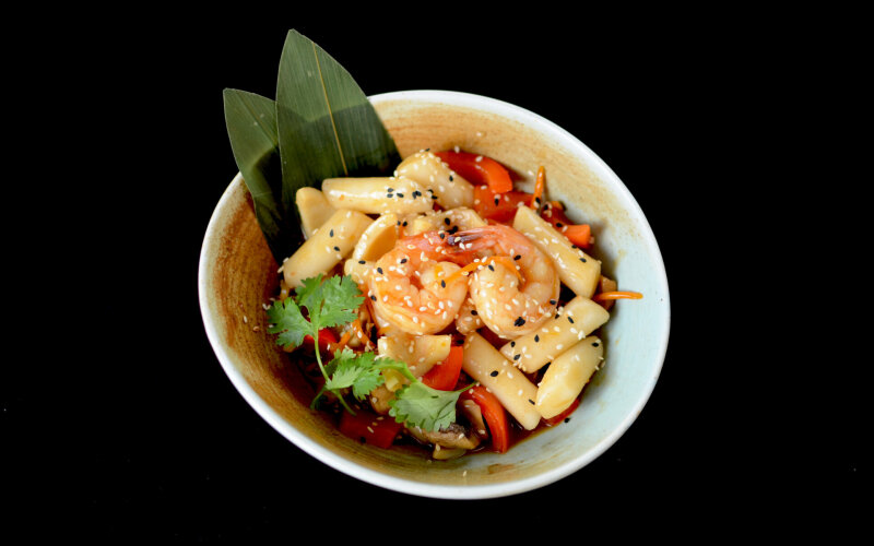 Токпокки с креветками и кальмарами