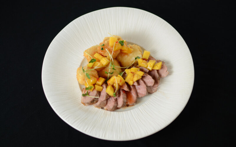 Утиная грудка с сыром бри и чатни из манго