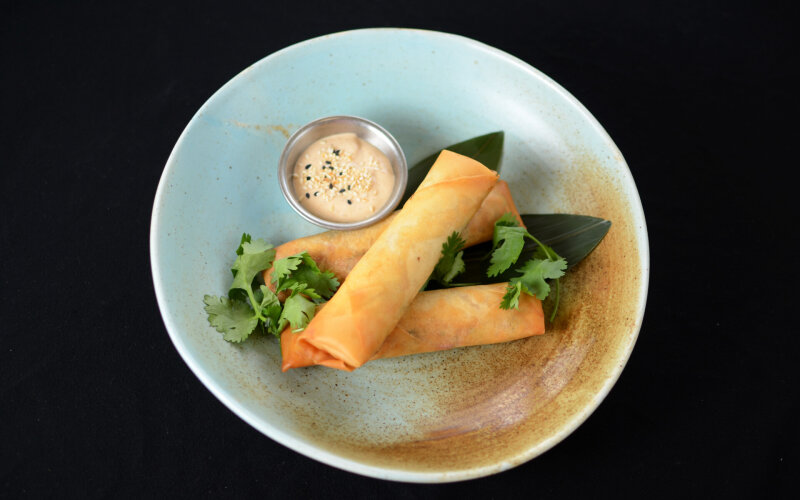 Спринг-ролл лососем и снежным крабом