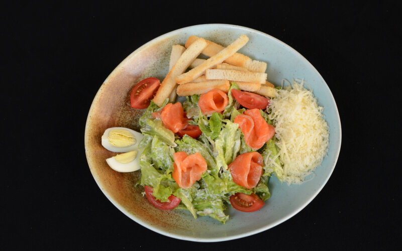 Цезарь со слабосоленой сёмгой