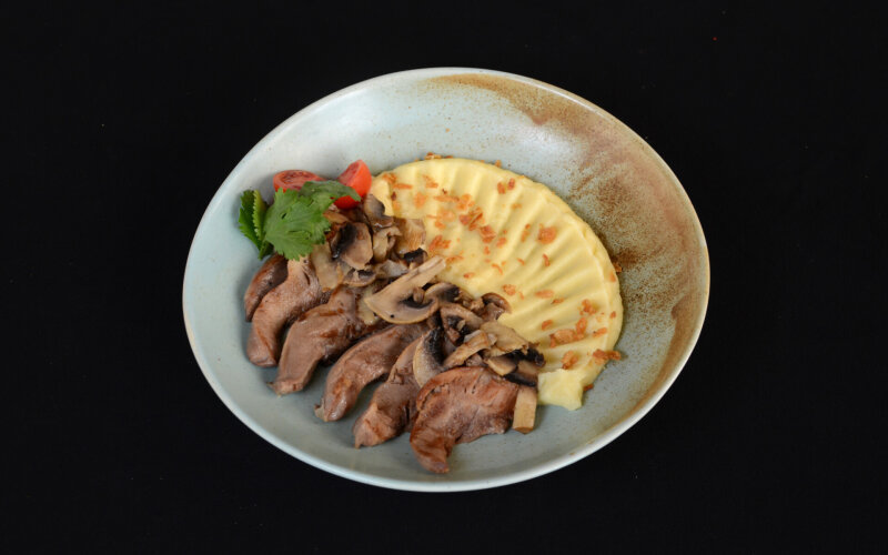 Нежные язычки барашка с грибами и крем-пюре
