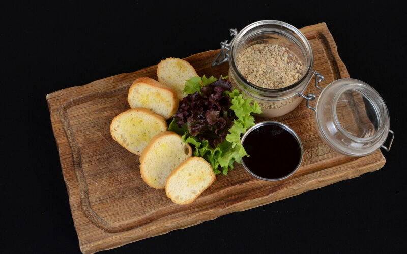 Паштет из куриной печени с конфитюром из смородины