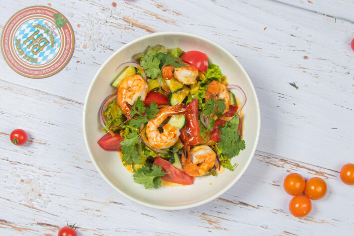 Салат с креветками в соусе манго-чили