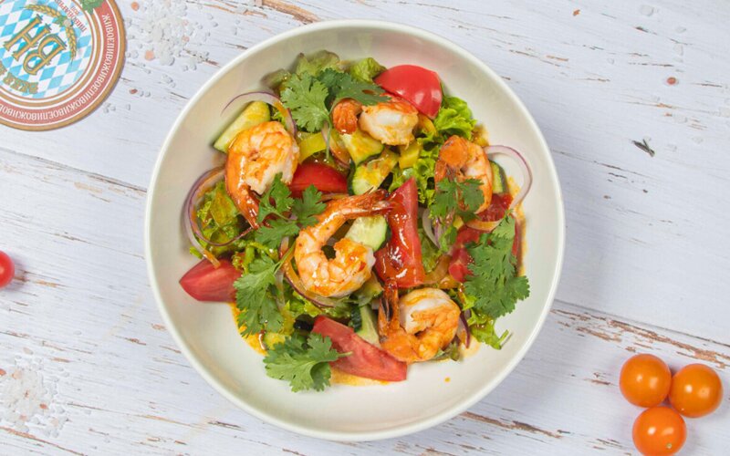 Салат с креветками в соусе манго-чили