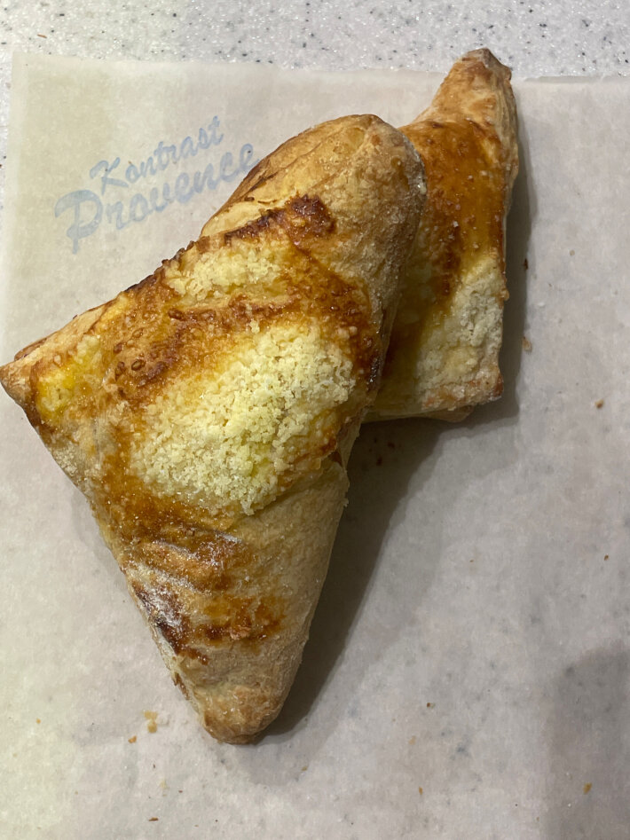 Слойка с яблоком и ягодами