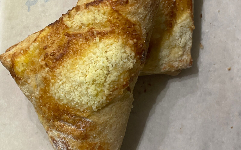 Слойка с яблоком и ягодами