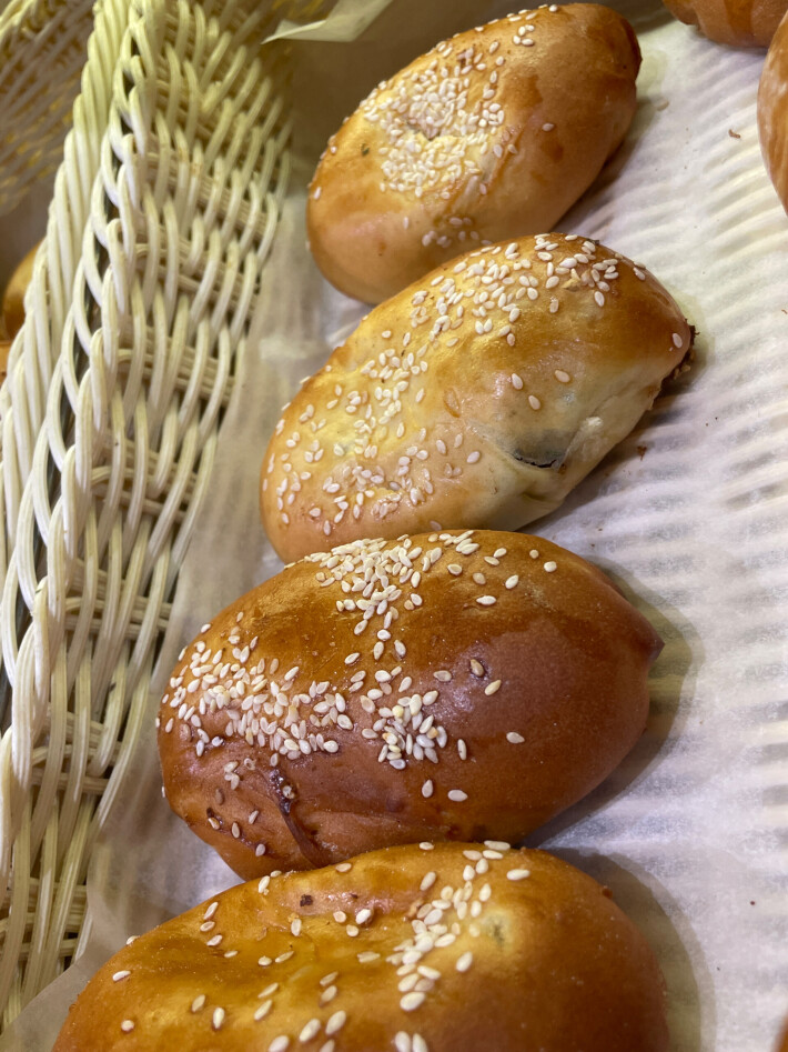 Пирожок с капустой и зеленью