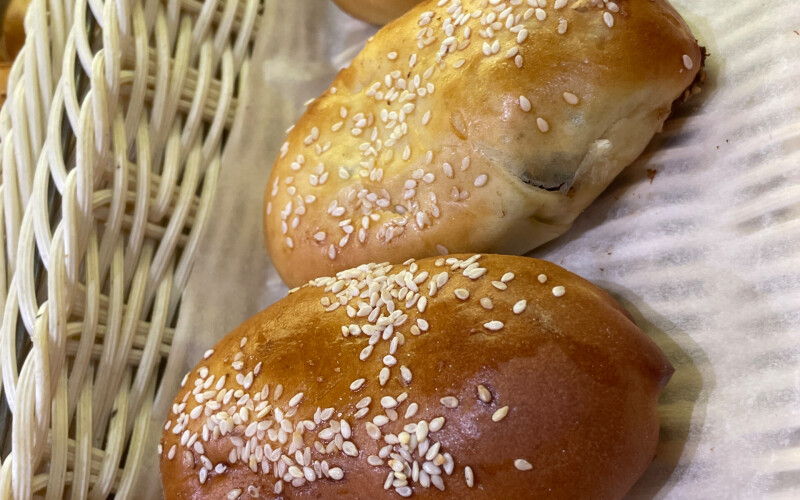 Пирожок с капустой и зеленью