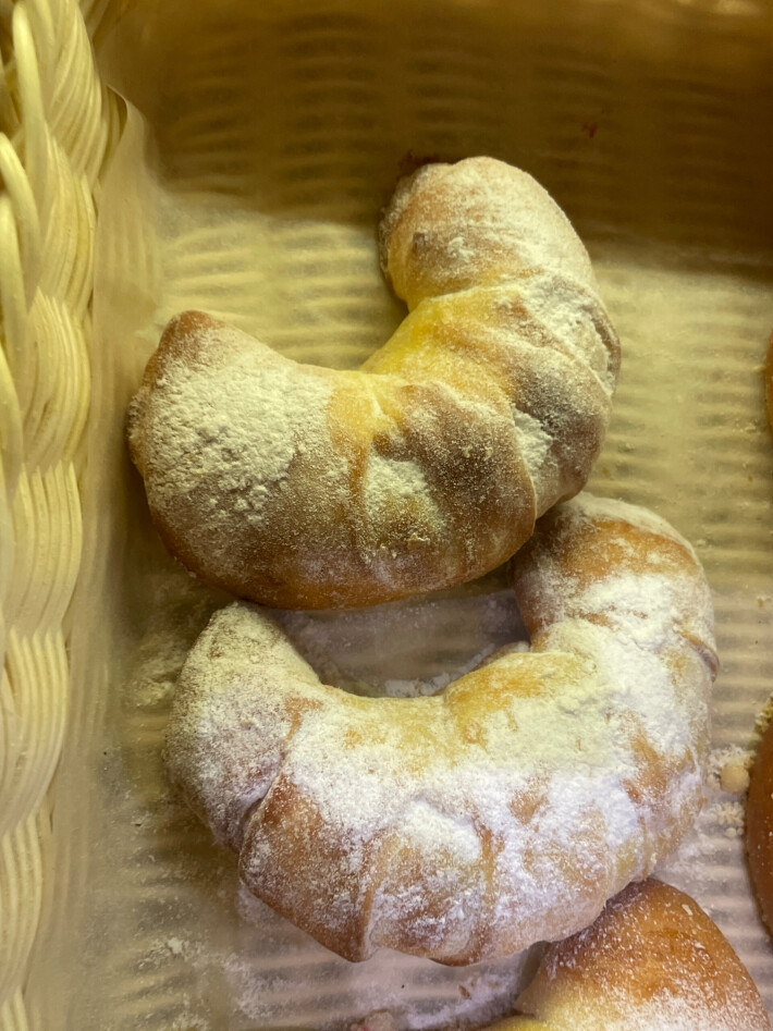 Булочка с бананом и клубникой