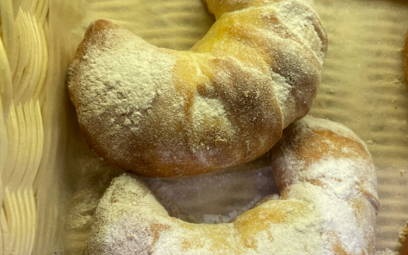 Булочка с бананом и клубникой