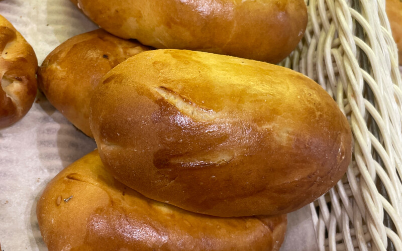 Пирожок с мясом и капустой