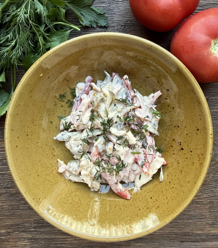 Салат с курицей и ветчиной