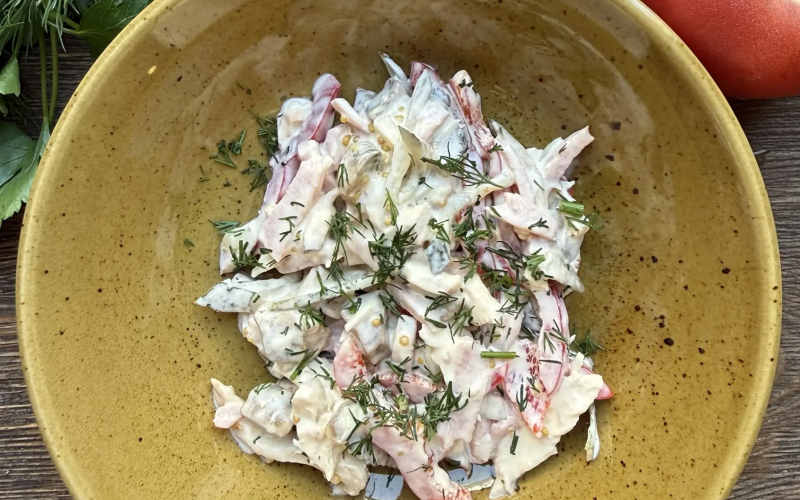 Салат с курицей и ветчиной