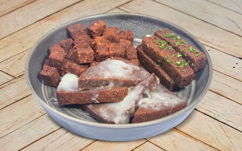 Ржаные гренки  с чесноком,  томатом и сыром