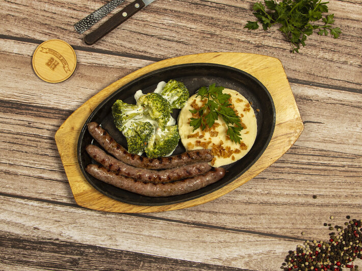 Домашние охотничьи колбаски с картофельным пюре и брокколи