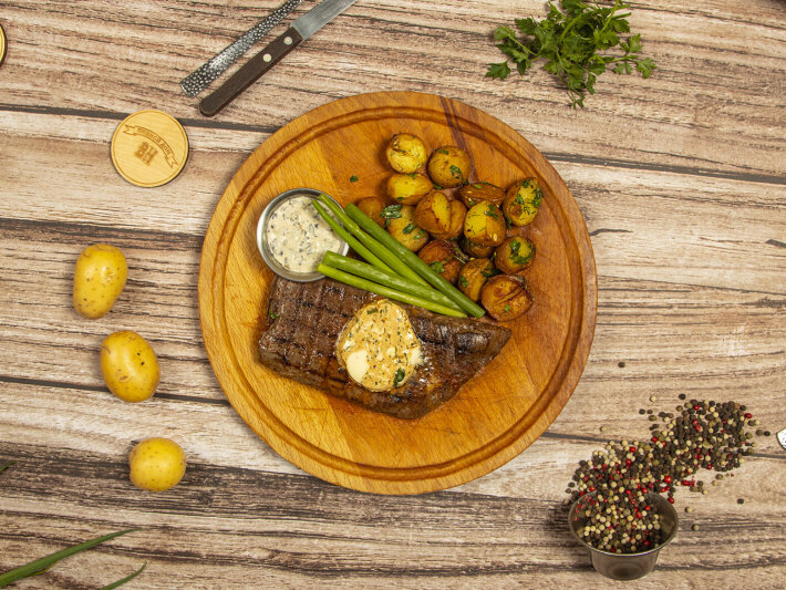 Фланк стейк с картофелем с чесноком и зеленью