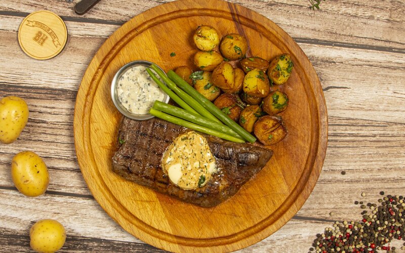 Фланк стейк с картофелем с чесноком и зеленью