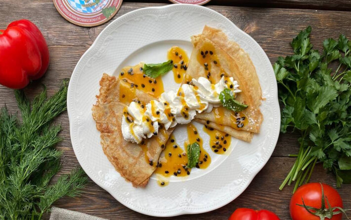Блины с кремом и маракуйей