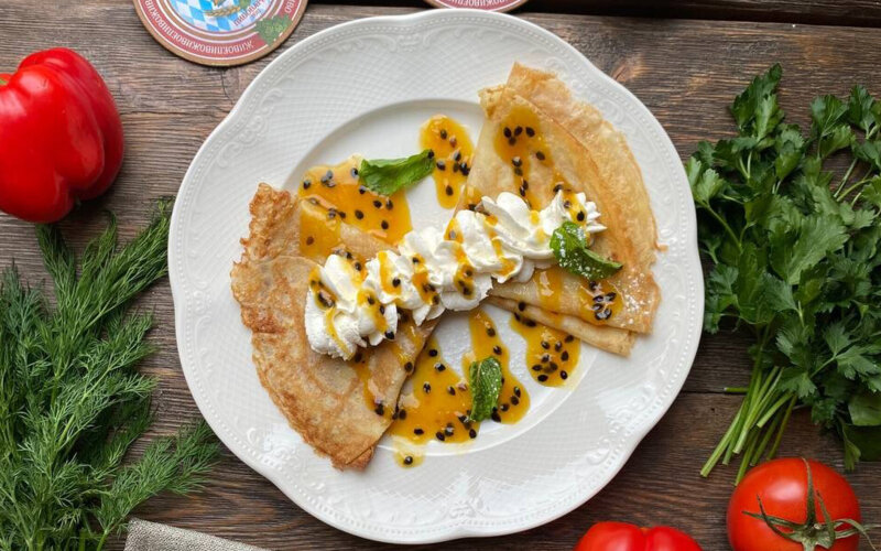 Блины с кремом и маракуйей