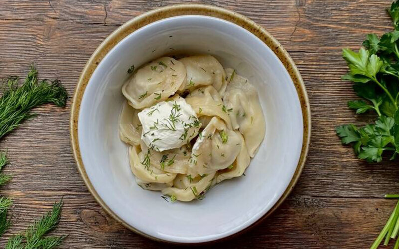 Пельмени мясные со сметаной