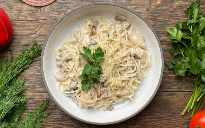 Паста с куриной грудкой и грибами